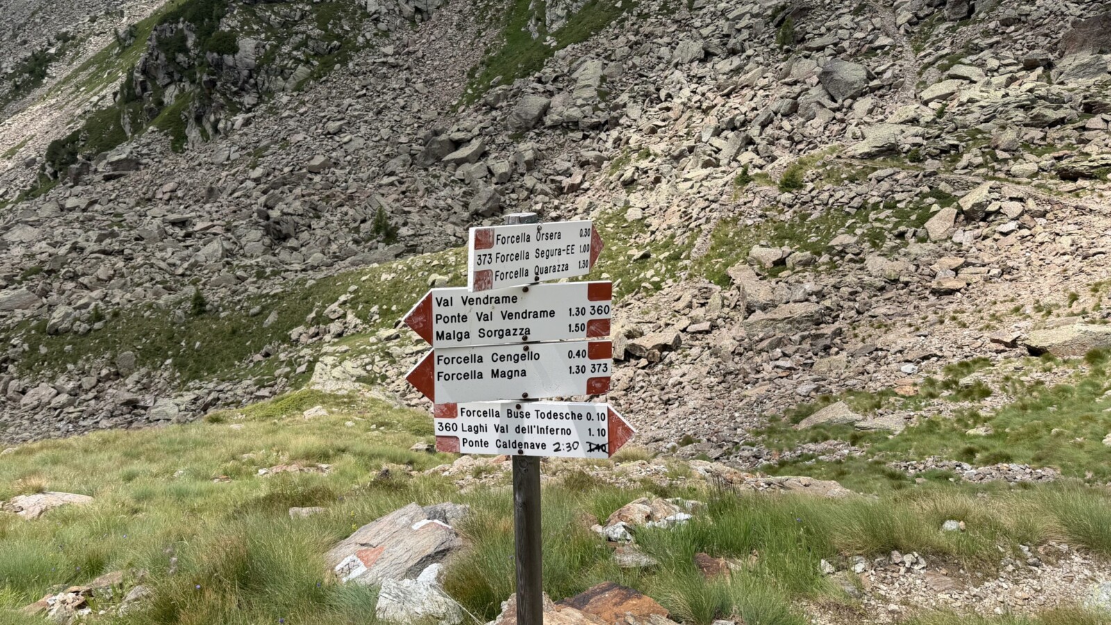 Il cartello al bivio per forcella orsera anello forcella segura 20260719 - 18_Cartello con le indicazioni per forcella Orsera e forcella dei todeschi